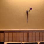 道人 - 店内装飾も華美さは無く、1輪の花差しの様な凛とした雰囲気があります
      そして女将さんの柔らかな応対に気持ちが癒されるます、お料理からホスピタリティまで素敵です