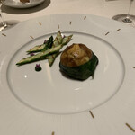 ロオジエ - 夏トリュフとサラダ菜で覆われた金目鯛のロティ　グリーンアスパラガスのグリエ　クロロフィルのポアンテ　佐賀県産サフラン香るソースシャンパーニュ　　　ポーションは7割程度にしていただいてます。