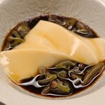 道人 - ⑯黒糖(沖縄県波照間島産)掛け水無月(和菓子)、蓴菜(広島県黒瀬産)添え
      プルンプルンな水無月にチュルンチュルンな蓴菜、濃厚な黒糖の甘み、素敵な和デザートです