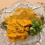 道人 - ①毛蟹(北海道噴火湾産)&茗荷の胡麻酢和え、土佐酢ジュレ掛け、紫雲丹(兵庫県淡路島産)添え、刻みオクラ添え
      紫雲丹は綺麗に粒が立ち、鮮度良く臭みゼロ、綺麗で上品な甘み
      毛蟹の濃厚な旨みに寄り添っている