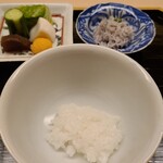 道人 - ⑪白ご飯(煮えばな)⑫お漬け物(浅漬け胡瓜、浅漬け白菜、浅漬け蕪、奈良漬け生唐墨玉)⑬縮緬雑魚
      道人さんの真鍮釜で炊いた白ご飯は「にえばな」から蒸らしが進む過程が各々楽しい 