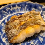 道人 - ⑦ 炭火焼き太刀魚(鹿児島県産)
      産卵は春～秋、旬は通年、特に晩冬
      8本クラスのドラゴンサイズで脂のりも良好、軟らかくフワッと焼き上げられ、加熱で脂が活性化し旨みが増し、身も脂も蕩けます