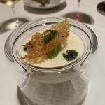 ロオジエ - 2品目のアミューズ　ヴィシソワーズ　中に燻製の牡蠣が入っておりました。　ほどほどにポーションあります。