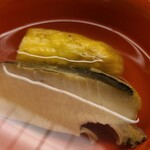 道人 - ②煮黒鮑(京都府舞鶴産)&焼き茄子(京都府久世産)、利尻昆布と鮪節の出汁のお椀
      煮黒鮑は程好い弾力、包丁を入れ軟らかな口当たりと綺麗で主張のある旨みが嬉しい
      焼き茄子の芳ばしさも素晴らしい