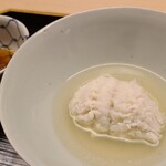 道人 - ⑩利尻昆布と鮪節の出汁引き鱧(兵庫県淡路島産)、おろし新玉葱のポン酢添え
      先ずお出汁がキレキレで鱧の出汁湯引きに使って良いの？と思うほど、勿論、ふわっと開いた鱧は最高でした