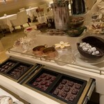 ロオジエ - ミニャルディーズはワゴンで！　豪華です。