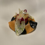 ロオジエ - オードブル2品目 オマールブルー　コライユの竹炭のパート　茄子のフォンデュ　フヌイユのグレッグ　コンソメオマールのエマルジョン　　ポーションは7割程度にしていただいてます。