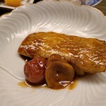 道人 - ⑭梅煮赤鯥(別称:ノドグロ、徳島県産)
      本来四国の赤鯥は脂のりイマイチで旨みも薄いが、徳島の特殊な場所にいる個体は日本海北部の様な脂のりと旨みがある
      コレがそれ、極みの火入れでめちゃウマい