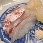 道人 - ③真鯛(兵庫県明石産、朝8時〆)
      産卵は春～初夏、旬は秋～晩冬、産卵直後で旨みが落ちる時期ですが、滋味の溢れる旨み
      一年で一番悪い時期なのに良くこれ程の上質な個体が入るものだと仕入力に驚きます