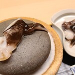 道人 - ⑥石焼き鳥貝(京都府舞鶴産)
      雌雄同体、産卵も旬も春と秋、寿命1年
      石焼きした鳥貝は加熱で旨みが増し、潮の香りをまといつつ、噛むほど甘みと旨みが溢れます