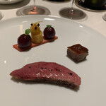 ロオジエ - 青森県産　銀の鴨のロティ　モモ肉のコンフィ　ルバーブ　チェリー　カボチャのポレンタ　