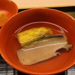道人 - ②煮黒鮑&焼き茄子、利尻昆布と鮪節の出汁のお椀
      蓋を開けた瞬間に立ち登る利尻昆布の薫り
      透明感があるキレキレな味わい
      鮪の血合い抜き本枯節の旨みが染々と拡がります