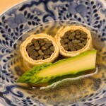 道人 - ⑨青干し薇のしのだ巻き、煮グリーンアスパラガス添え、利尻昆布と鮪節の出汁
      地味なのですが、思わず唸るほど沁々とした優しい味わい、和の侘び寂びを感じる逸品