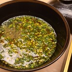 道人 - ⑮赤出汁
      伊勢海老出汁の旨みはしっかりあるのですが、香りや味噌が強過ぎることはなく、中嶋大将の香りに対する精度の高さに感服します
      ご飯とお味噌汁の組み合わせにも幸せを感じる