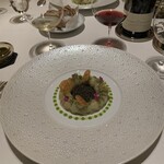 ロオジエ - オードブル一品目　三陸産ホタテのラメルとキャビアオシェトラ　胡瓜のコンディマン、ホタテのクリスティアンを添えて