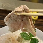 ラーメン まる五 - 鶏チャーシュー、にゅ～～ん！
