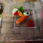 250103190 - サーモンのミキュイ、グレープフルーツソース。この、ミキュイという半ナマにする調理方法のサーモンとグレープフルーツを煮詰めたソースの相性がバッチリ！