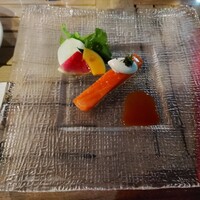 BISTRO FAVORI 代官山 - サーモンのミキュイ、グレープフルーツソース。この、ミキュイという半ナマにする調理方法のサーモンとグレープフルーツを煮詰めたソースの相性がバッチリ！
