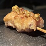 炭焼 おかげさん - 高坂鶏皮付きセセリ