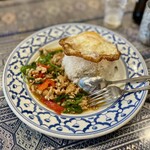 ペンタイ - クラパオラカオ　恐らくわれわれの知っているガパオの正式名称？