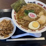 らーめん 桜 - 下館ラーメン（醤油）に鶏皮を追加
