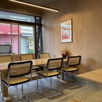 HANICAM CAFE - 最大6名で利用できる大きなテーブルも用意しております。