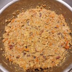 すが弥 - クリガニの内子と身をオリーブオイルとバターで混ぜ混ぜして寝かせます