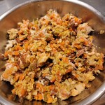 すが弥 - クリガニの甲羅から打ち子と身を取り出します