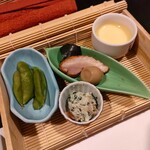 旬彩酒家 美々 - 前菜盛り合わせ:茶碗蒸、枝豆、春菊の白和え、茄子の揚げ浸し、うずら卵のうま煮、合鴨ソース