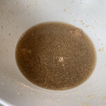 古民家ヌードゥル 黒揚羽森住 - 終盤で顔を覗かす醤油スープ