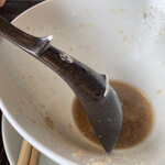 古民家ヌードゥル 黒揚羽森住 - 丼に沈まないよう機能的な作り