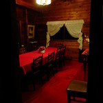 店内、真っ赤な個室もありました
