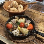 メリーズクラブ - 彩野菜とパンツェッタのアヒージョ（フォカッチャ付き）