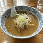 しなそば小浜 - みそちゃーしゅー
スープに埋没してわかりませんが…
チャーシュートッピングバージョン。