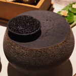 6 - キャビア、うなぎの白焼きのタルト、竹炭