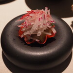 6 - セーイカのキャビア醤油添え、シソ