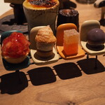 6 - イチゴとチーズのタルト グアバ茶のダクワーズ パートドフリュイ 紅芋餡と月桃のジュレ