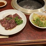 大将 - ハラミ、サービスサラダ