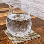 鶫 - ベネチアングラスに入った水