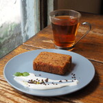 アラスカ ツヴァイ - ヴィーガンスイーツセット（940円） キャロットケーキに変更＋30円 ドリンクはルイボスティ