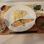 トーコーキッチン - 鮭の塩焼き　副菜二品、豚汁、ご飯500円　＋　漬物50円