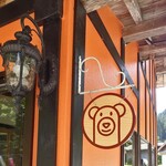 クマカフェ - クマ顔の看板