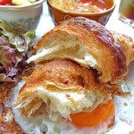 クマカフェ - 「おまかせモーニング」のクロワッサン