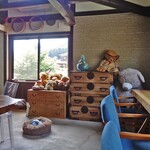 クマカフェ - クマのぬいぐるみが飾られた店内