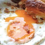 クマカフェ - 「おまかせモーニング」の目玉焼き