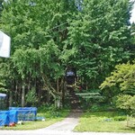 クマカフェ - 道路に面したカウンター席からの眺め