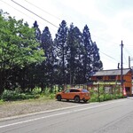 クマカフェ - 建物手前の駐車場