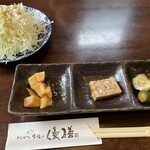 とんかつ 串揚げ 優膳 - まずはキャベツと前菜（たくあん、コンビーフ的な…、きゅうり）