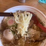 らーめん心繋 - 喜多方ラーメン、麺のリフトアップ