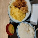 焼鳥のヒナタ - 味噌汁もついてる、山椒をかけたらいただきま～す